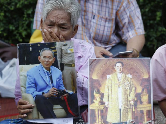Re della Thailandia sta molto male Donna con ritratti di re Bhumibol Adulyadej fuori dall'ospedale di Bangkok in cui è ricoverato Foto Rungroj Yongrit EFE