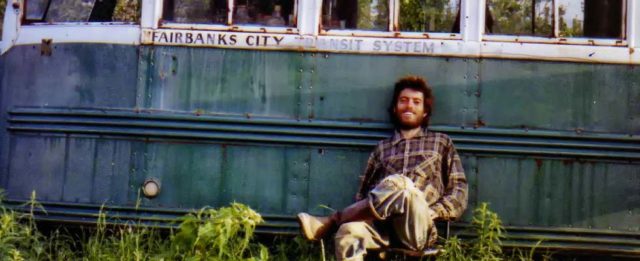 Christopher McCandless davanti al Magic Bus